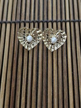 14k Pearl Heart Yellow Gold Stud Earrings (Vintage)